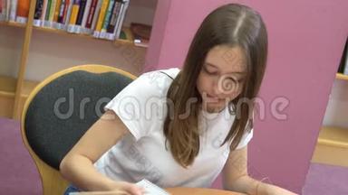 在图书馆学习的少女
